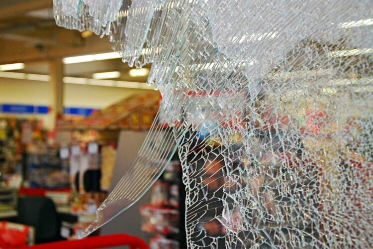 Cristal roto de un comercio.