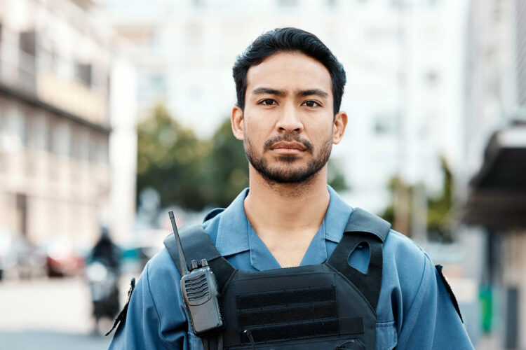 un guardia de seguridad privada con un chaleco de protección