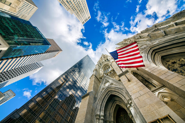 una bandera de Estados Unidos en la catedral de San Patricio de Nueva York