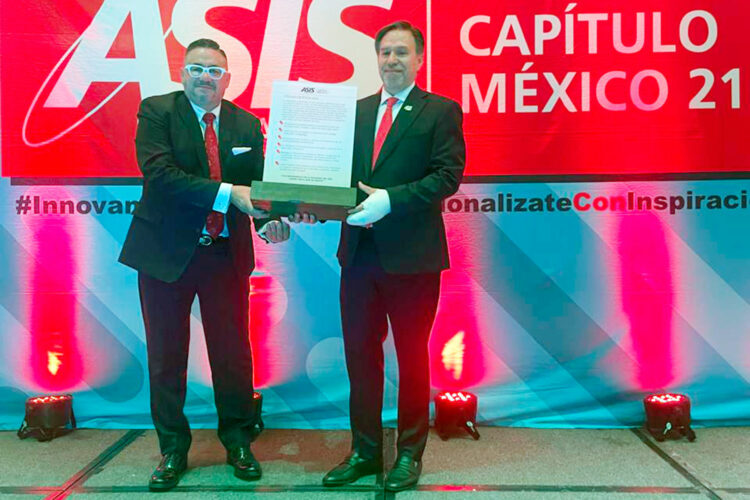 José Luis Alvarado y Gerardo de Lago, presidente saliente y entrante de ASIS Capítulo México 217.